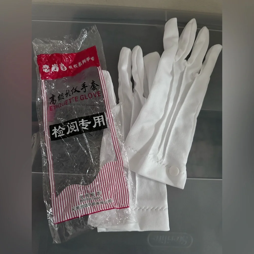Etiquette Glove I opened the package no size on package fits me fine